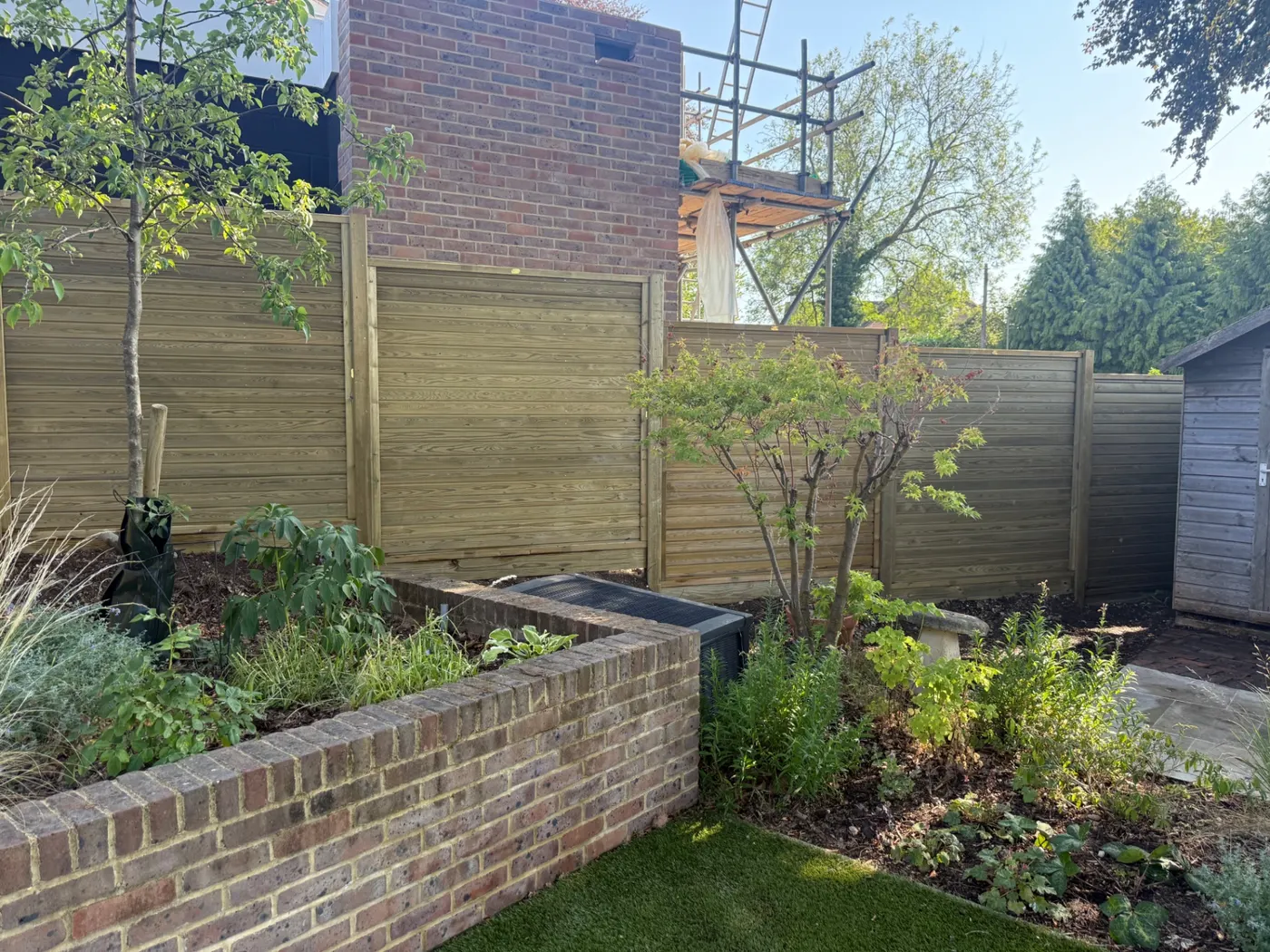 Modern horizontal panel garden fencing completed in Haslemere